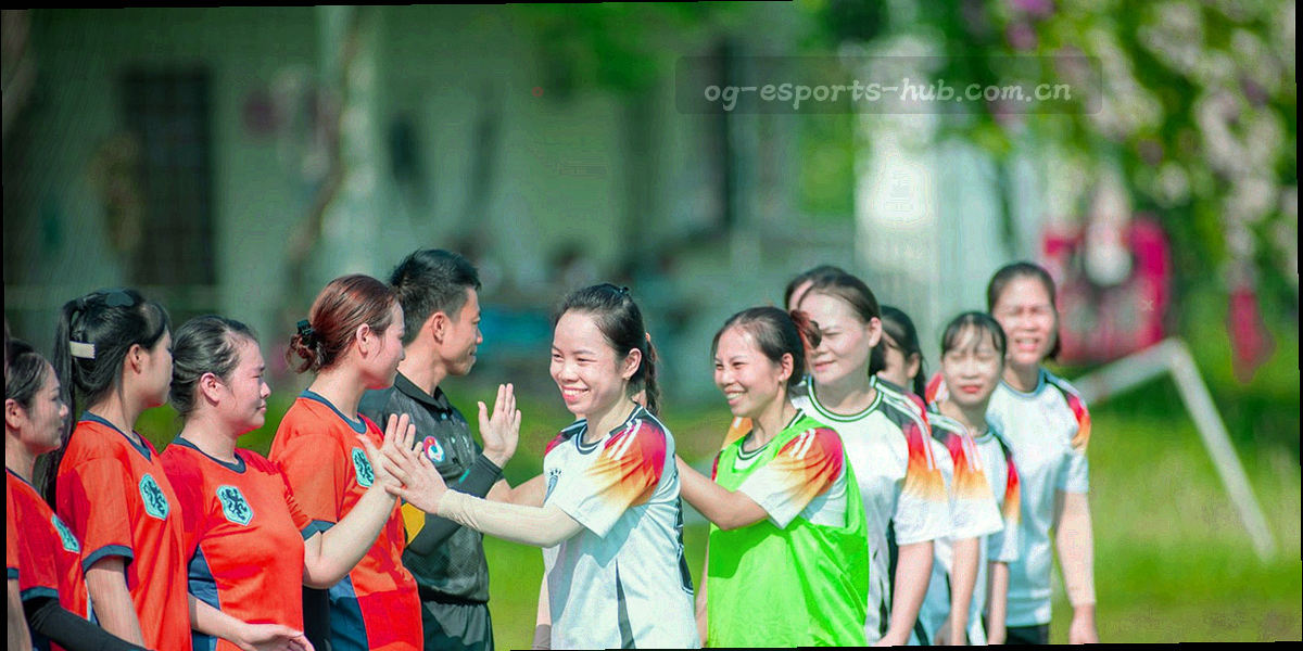 抽象的四层数据分块示意图，青与品红描边，块与块之间有连线，无文字